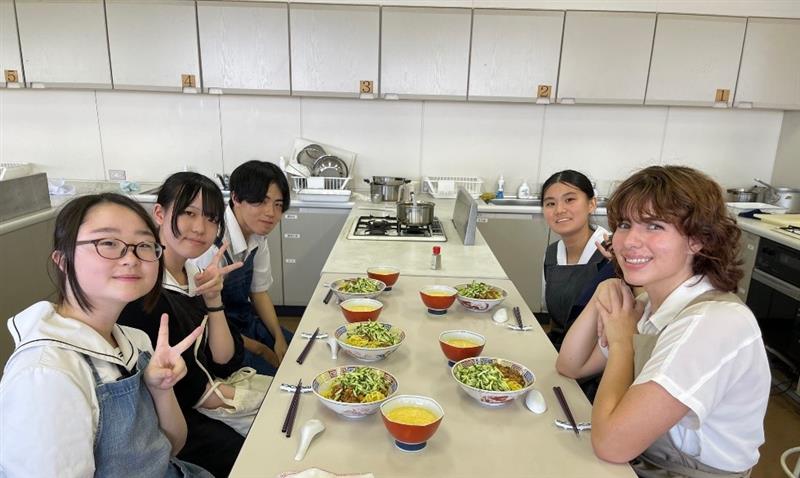 レストランのテーブルに座っている女性たち AI 生成コンテンツは誤りを含む可能性があります。, 画像